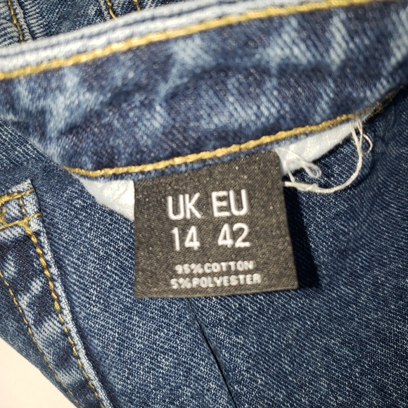 Pretty Little Thing Mom High Rise Jeans Sz 10 Dark Wash Distressed Ripped Denim - Picture 9 of 12